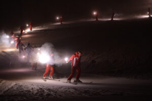 descente aux flambeaux dans les alpes