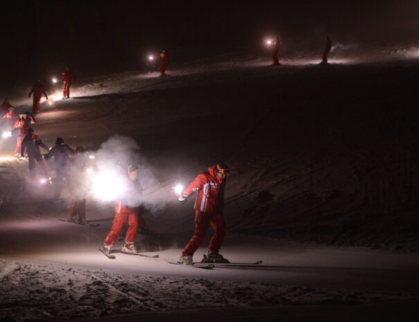 descente aux flambeaux dans les alpes